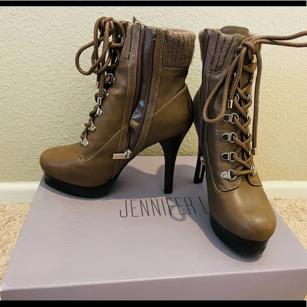Heeled brown boots by Jennifer Lopez
